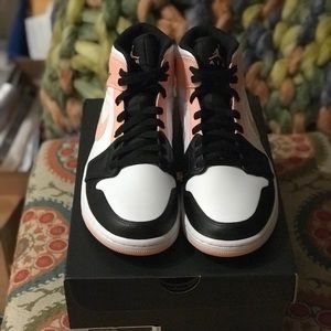 Air Jordan Retro 1 mid sneakers